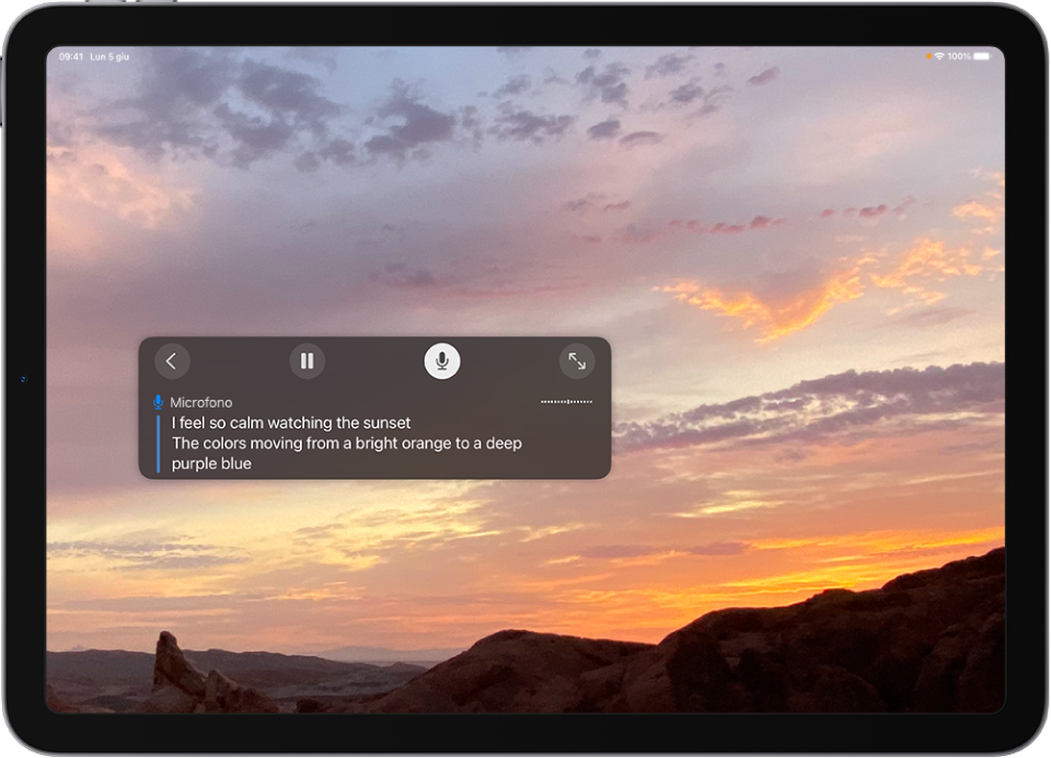 Un iPad con il microfono attivato per “Trascrizioni live” in attesa di ricevere un input.