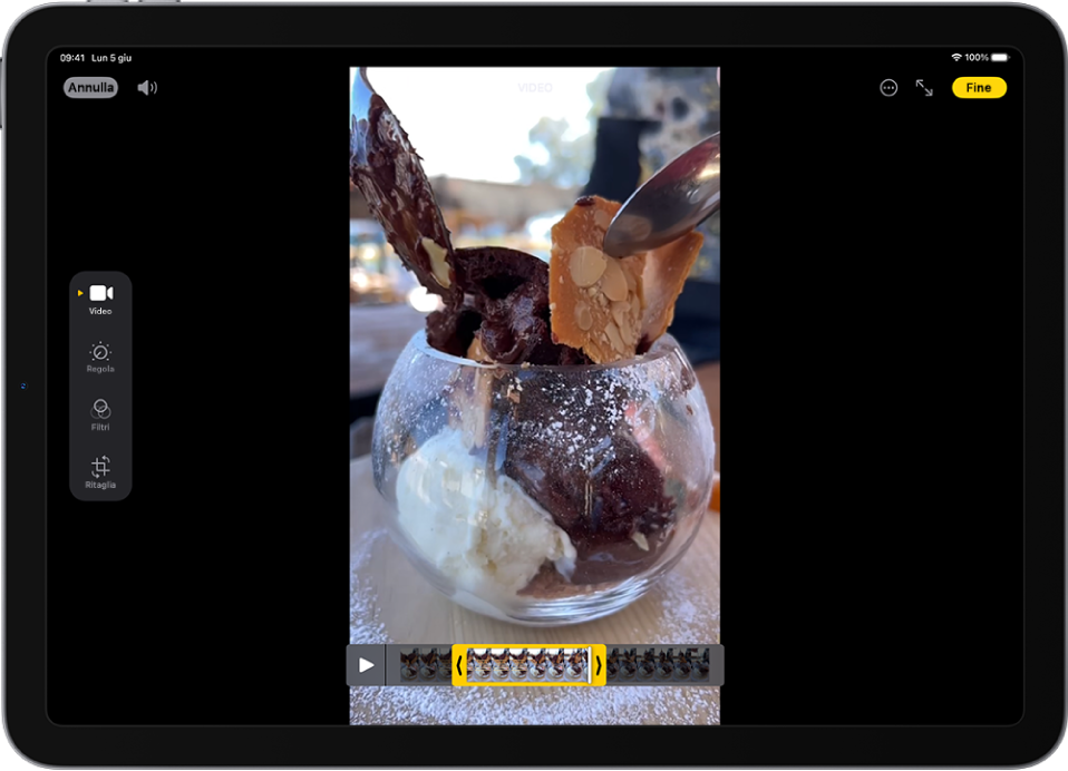 La schermata di modifica dell’app Foto con un video in riproduzione al centro. Lungo il bordo inferiore del video è presente il visore dei fotogrammi e attorno ai fotogrammi selezionati da includere nel ritaglio è visibile un bordo giallo. Nella parte sinistra dello schermo sono presenti i pulsanti Video, Regola, Filtri e Ritaglia; il pulsante Video è selezionato.