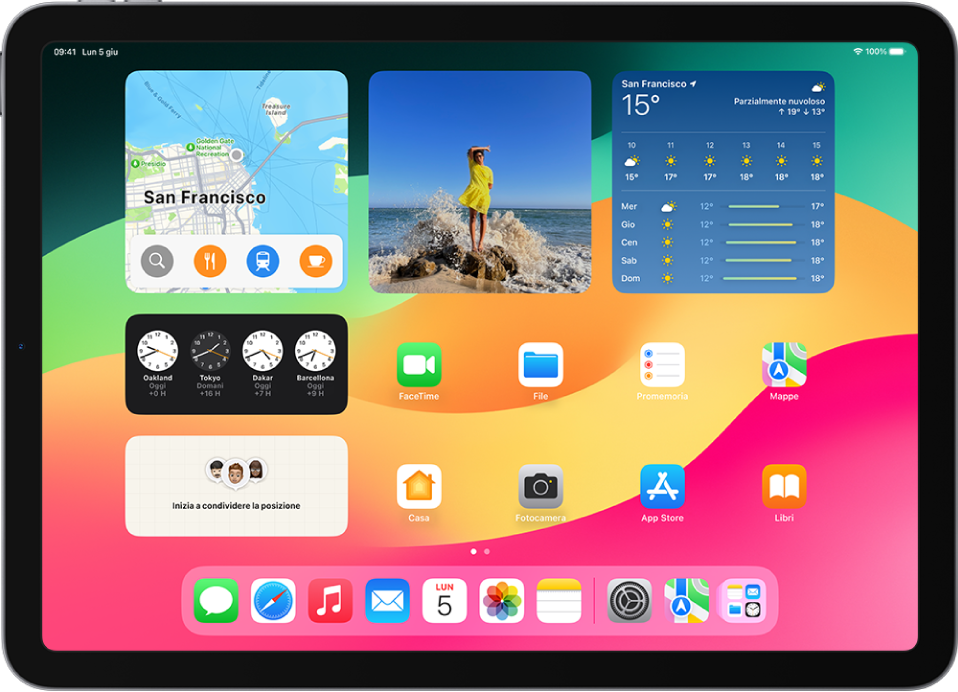 Il widget di Mappe, altri widget e le icone delle app sulla schermata Home di iPad.