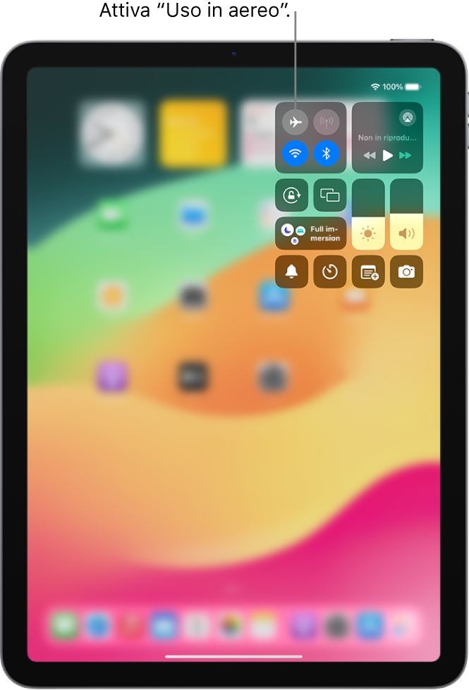 La schermata di Centro di Controllo con una didascalia che spiega che toccando il pulsante in alto sinistra si attiva la modalità “Uso in aereo”.