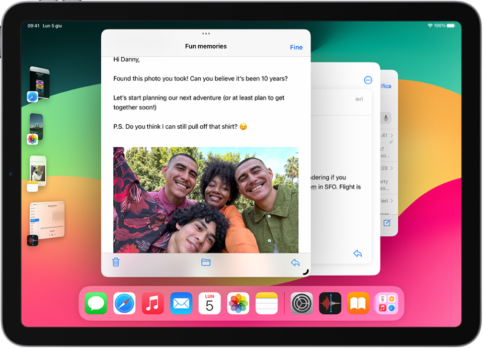 Lo schermo di iPad con Stage Manager attivo. Tre finestre attuali sono raggruppate insieme al centro dello schermo e altre app recenti si trovano in un elenco sul lato sinistro. Le app nel Dock sono visibili nella parte inferiore dello schermo.