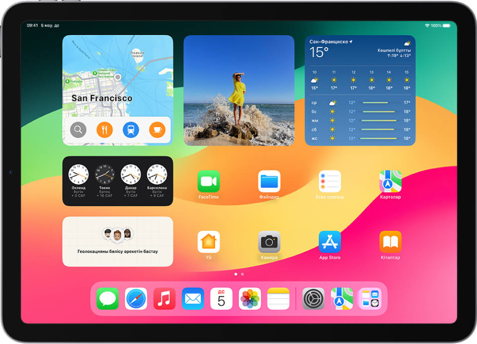 iPad басты экранда «Карталар» виджеті, басқа виджеттер мен қолданба белгішелері.
