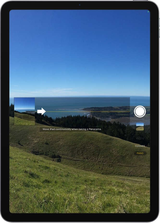 Nustatytas fotoaparato panoramos režimas. Viduryje, kairėje esanti rodyklė rodo dešinėn ir nurodo panoramos kryptį.