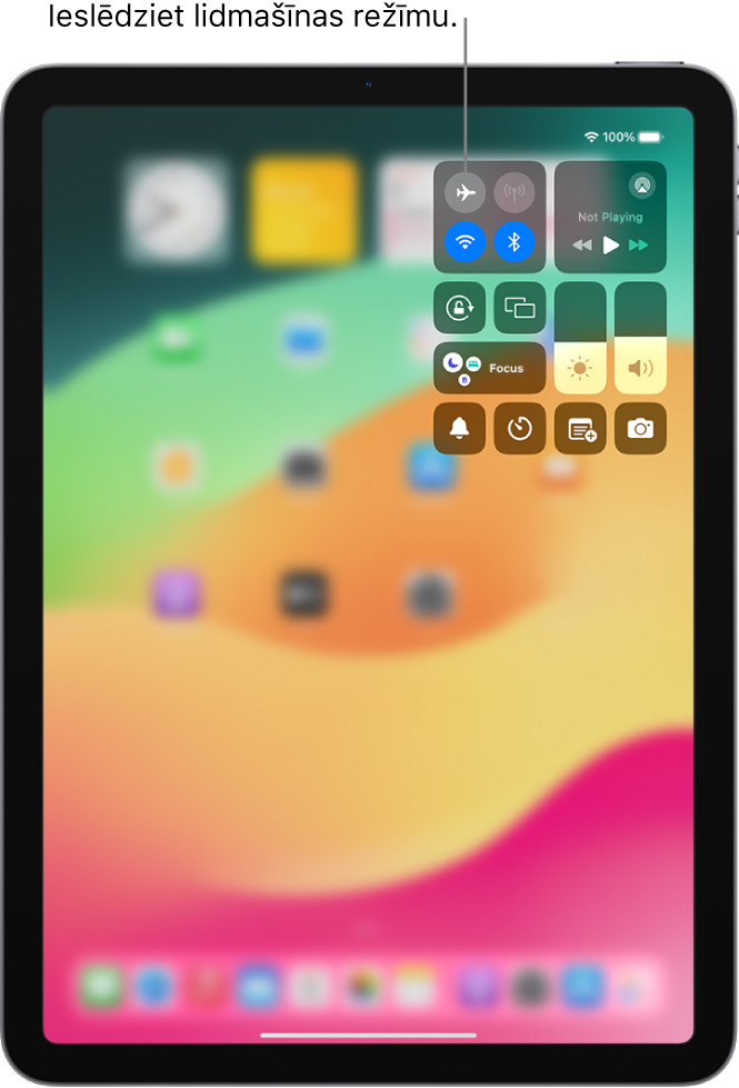 Izvēlnes Control Center ekrāns, kurā norādīts, ka pieskāriens augšējai pogai pa kreisi ieslēdz lidmašīnas režīmu.