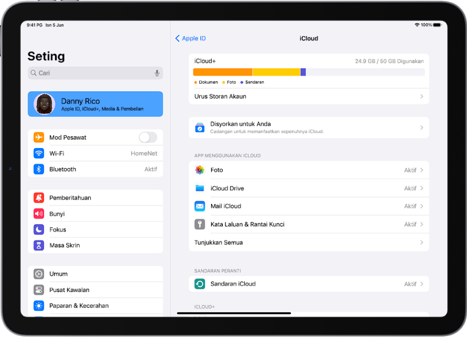 Skrin seting iCloud menunjukkan meter storan iCloud dan senarai ciri—termasuk Foto, iCloud Drive dan Sandaran iCloud—yang boleh digunakan dengan iCloud.