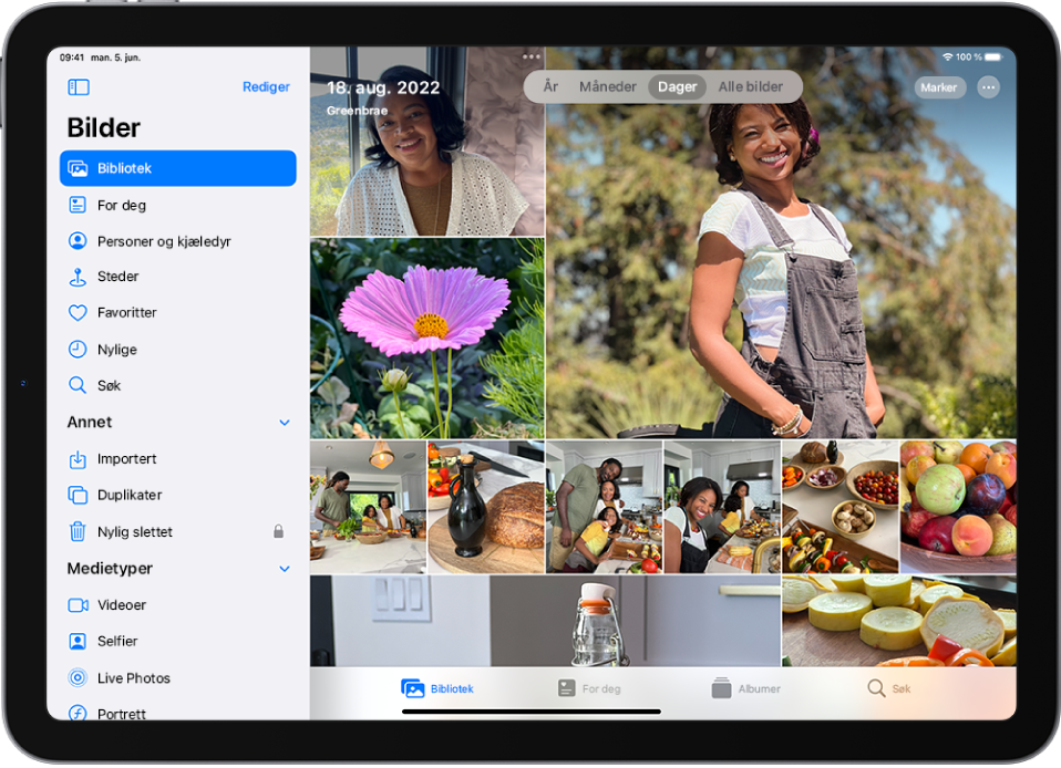 På venstre side av skjermen i Bilder vises et sidepanel, og Bibliotek er markert. Resten av skjermen viser bildebiblioteket i Alle bilder-visning. Øverst til venstre i biblioteket vises datoen og posisjonen hvor bildene ble tatt. Øverst i midten er det valg for å vise bilder etter År, Måneder, Dager og Alle bilder. Dager er markert. Øverst til høyre på skjermen er knappene Marker og Mer.