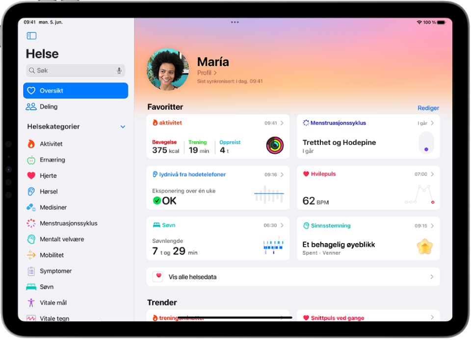 Oversikt-skjermen i Helse. Informasjon om aktivitet, lydnivå fra hodetelefoner, søvn, sporing av syklus, hvilepuls og skritt vises under Favoritter.