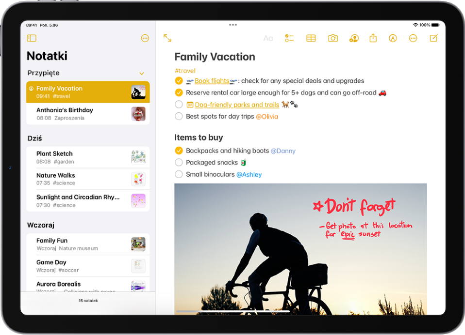 Aplikacja Notatki na ekranie iPada ustawionego poziomo. Pasek boczny z listą notatek; wyświetlane u góry przyciski pozwalają ukryć pasek boczny i zarządzać folderem. Zaznaczona na pasku bocznym notatka jest otwarta po prawej stronie; zawiera listę rzeczy do zrobienia dotyczącą wakacji rodzinnych. Nad notatką znajdują się przyciski pozwalające wyświetlić notatkę na pełnym ekranie, formatować tekst, dodać listę kontrolną, dodać tabelę, dodać zdjęcie, udostępnić notatkę, wyświetlić narzędzia pisania odręcznego, zarządzać notatką oraz utworzyć nową notatkę.