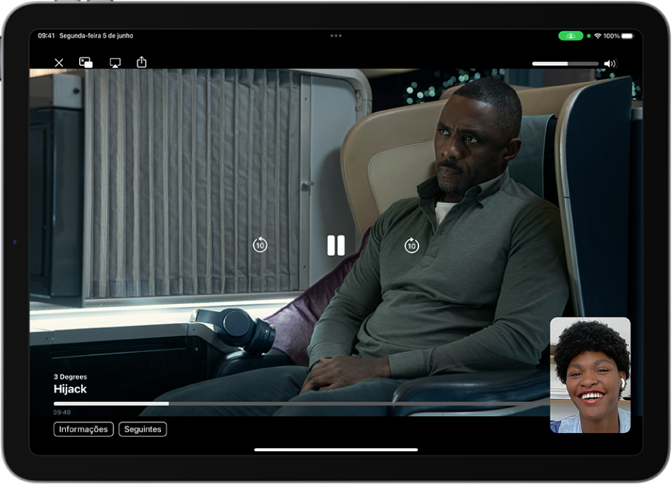 Uma ligação do FaceTime mostrando uma sessão do SharePlay com conteúdo em vídeo do Apple TV+ sendo compartilhado na ligação. A pessoa que está compartilhando conteúdo aparece na janela pequena, o vídeo ocupa o restante da tela e os controles de reprodução estão na parte superior do vídeo.