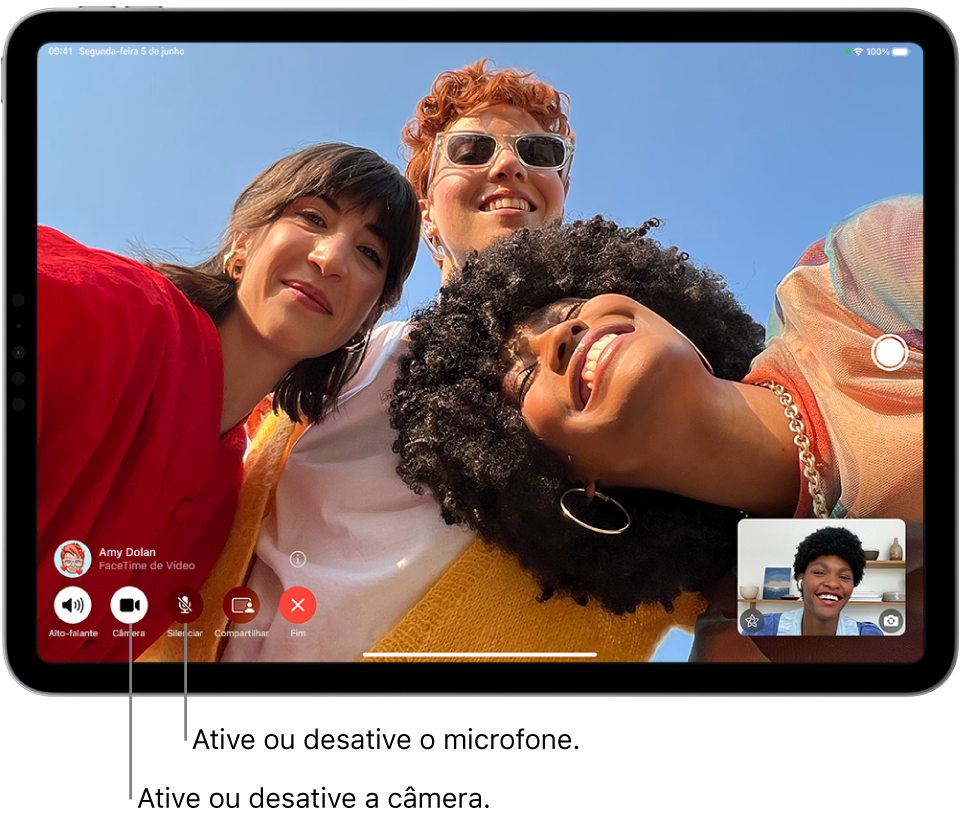 A tela do FaceTime mostrando uma ligação em andamento. A imagem de quem está ligando aparece em um retângulo pequeno no canto inferior direito e a imagem de quem recebe a ligação preenche o restante da tela. Ao longo da parte inferior da tela estão os controles do FaceTime, incluindo os botões Alto-falante, Câmera, Mudo, Compartilhar Conteúdo e Desligar. Na parte superior dos controles estão o nome ou ID Apple da pessoa com quem você está conversando.