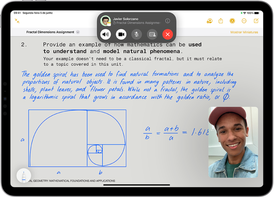 Uma ligação do FaceTime com uma sessão do SharePlay mostrando conteúdo em vídeo do Apple TV+ sendo compartilhado na ligação. Os controles do FaceTime aparecem na parte superior da tela, o vídeo está sendo reproduzido logo abaixo dos controles e os controles de reprodução estão na parte inferior da tela.