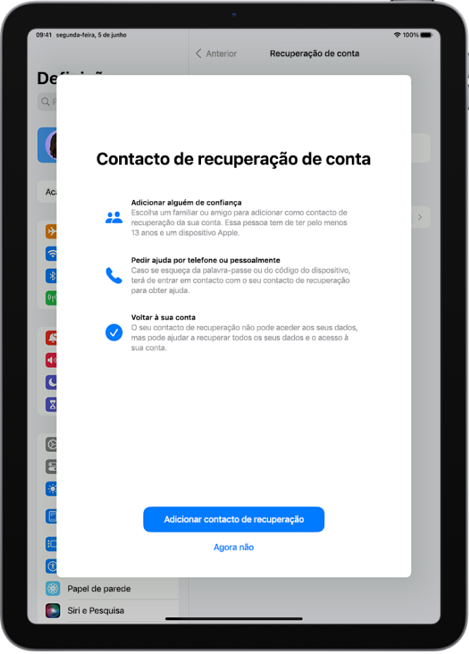 O ecrã “Contacto de recuperação de conta” com informação acerca da funcionalidade. O botão Adicionar contacto de segurança está na parte inferior.