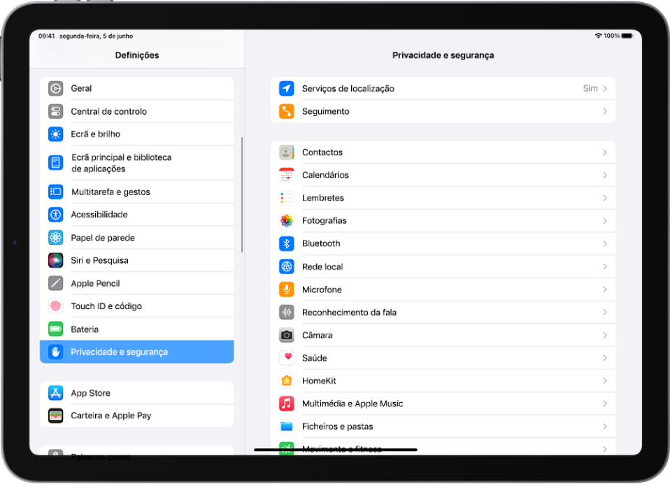 Ecrã de definições do iPad. No lado esquerdo do ecrã está a barra lateral de definições e está selecionada a opção Privacidade e segurança. No lado direito do ecrã encontra-se a opção para ativar ou desativar a opção Permitir pedidos de seguimento das aplicações.