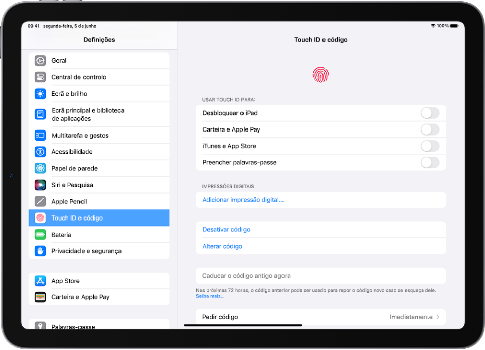 A barra lateral Definições está no lado esquerdo do ecrã e a opção Touch ID e código está selecionada. No lado direito do ecrã encontram-se as opções para escolher que funcionalidades podem ser desbloqueadas com Touch ID. Desbloquear o iPad, Carteira e Apple Pay, iTunes e App Store e Preenchimento automático de palavra-passe estão todas desativadas.
