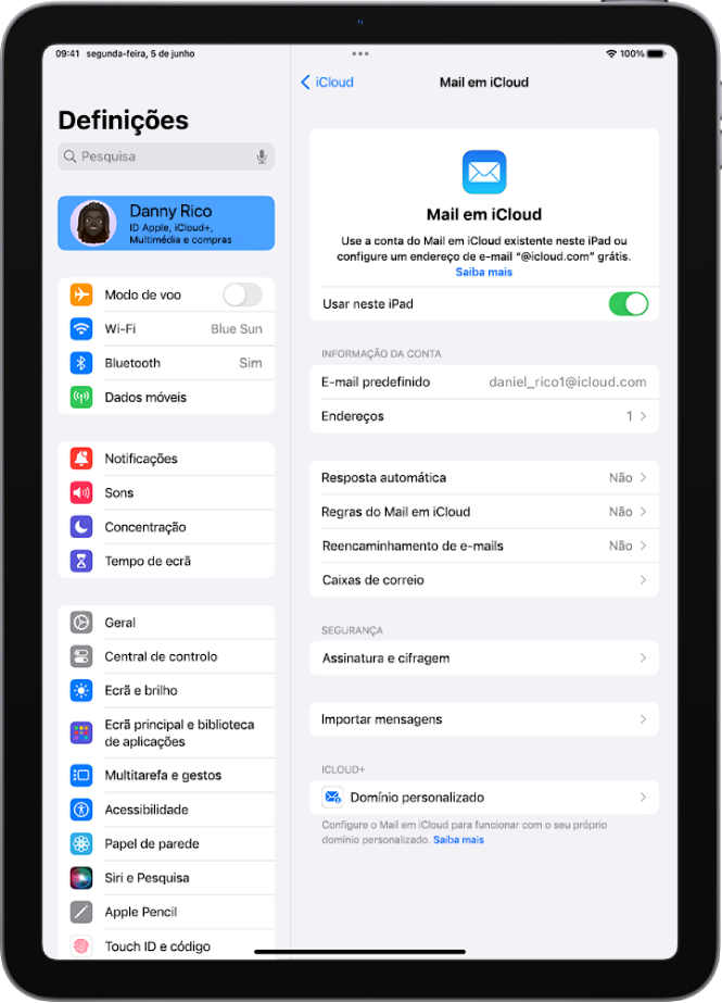 A aplicação Definições aberta no ecrã Mail em iCloud. A opção Domínio de e-mail personalizado encontra-se na parte inferior do menu.