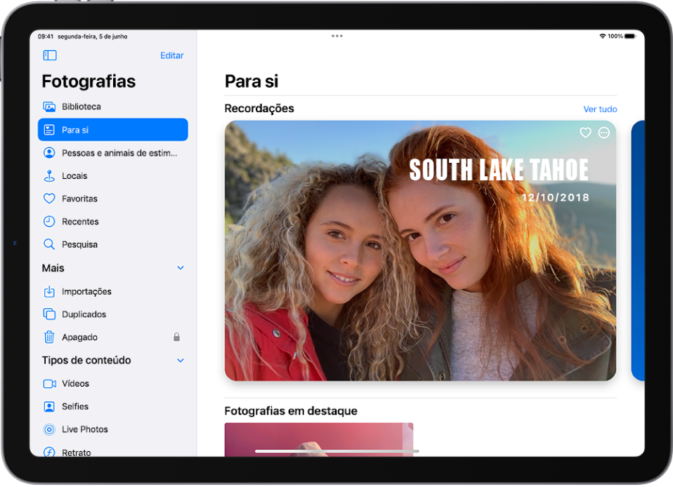 A opção “Para si” está selecionada na barra lateral da aplicação Fotografias. O resto do ecrã mostra “Recordações” e “Fotografias em destaque”.