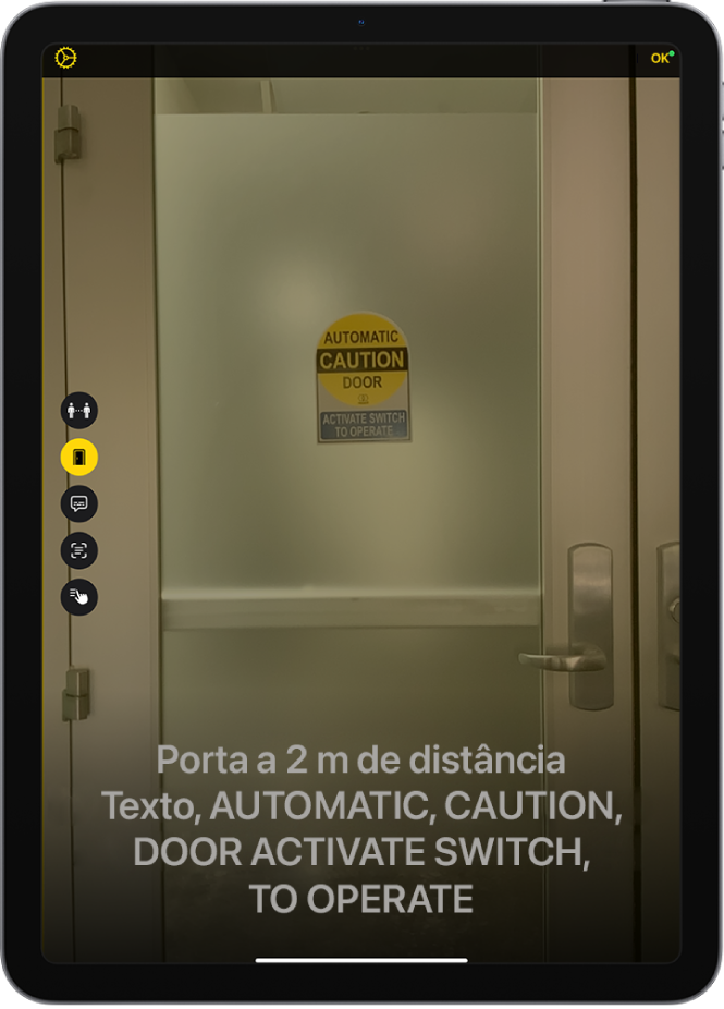 O ecrã da Lupa no modo de deteção a mostrar uma porta. Na parte inferior encontra-se uma descrição da distância a que está a porta e o respetivo texto.