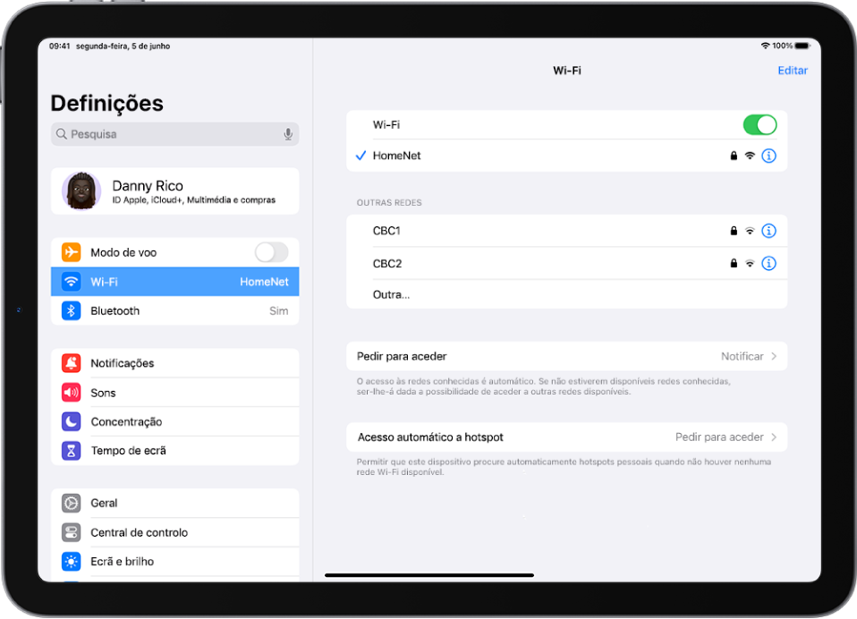 A barra lateral Definições está no lado esquerdo do ecrã e a opção Wi-Fi está selecionada. No lado direito do ecrã, Wi-Fi está ativo e está selecionada uma rede.