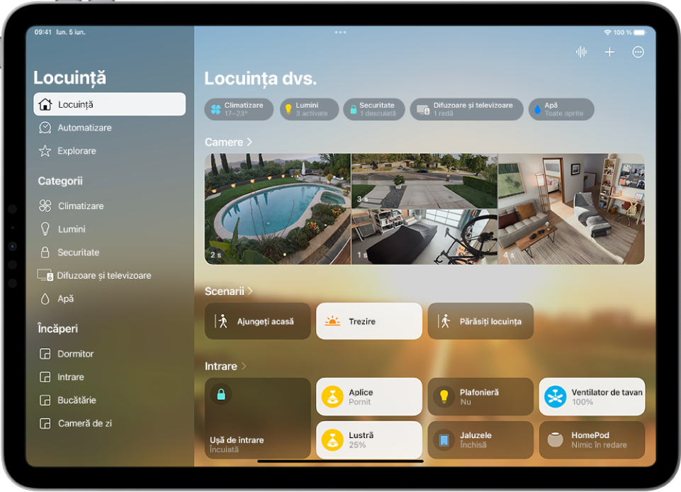 Aplicația Locuință cu bara laterală pe stânga, afișând filele Locuință, Automatizare și Explorare în stânga sus. Categoriile și camerele din locuinâă apar dedesubt. La dreapta barei laterale, în partea de sus, se află butoanele Interfon, Adăugați și Mai multe opțiuni. Butoanele categoriilor apar în apropierea părții de sus. Dedesubt sunt scenariile, imagini de la o cameră video și o cameră cu accesoriile sale.