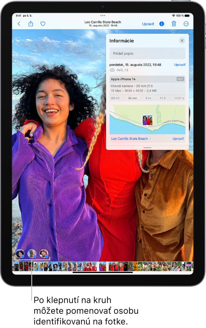 Na obrazovke iPadu je fotka otvorená v apke Fotky. V ľavom dolnom rohu fotky sa pri osobách, ktoré sa na nej objavujú, zobrazené otázniky.