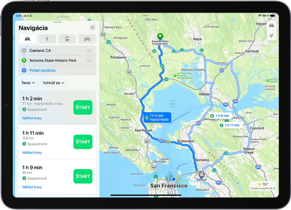 Mapa, na ktorej je zobrazených viacero trás pre cestu autom medzi dvoma miestami, pričom je vybraná najrýchlejšia trasa. Na navigačnej karte sú uvedené podrobnosti vrátane odhadovaných časov cesty, vzdialenosti a stručného popisu. Napravo od podrobností každej trasy je tlačidlo Štart.