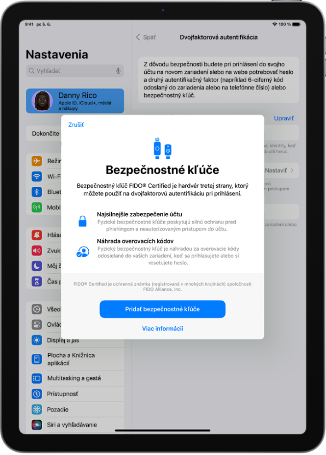 Uvítacia obrazovka funkcie Bezpečnostné kľúče. V dolnej časti je tlačidlo Pridať bezpečnostné kľúče a odkaz Viac informácií. Nad týmito položkami je text s informáciami o výhodách používania bezpečnostných kľúčov.
