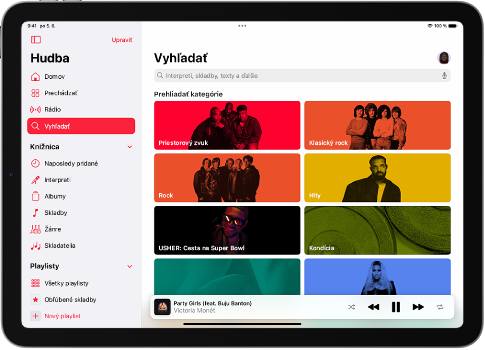 Obrazovka Vyhľadať s postranným panelom na ľavej strane a vyhľadávacím poľom vpravo hore. Nižšie sa nachádza časť Prechádzať kategórie s niekoľkými kategóriami. Vpravo dole sa zobrazuje prehrávač.