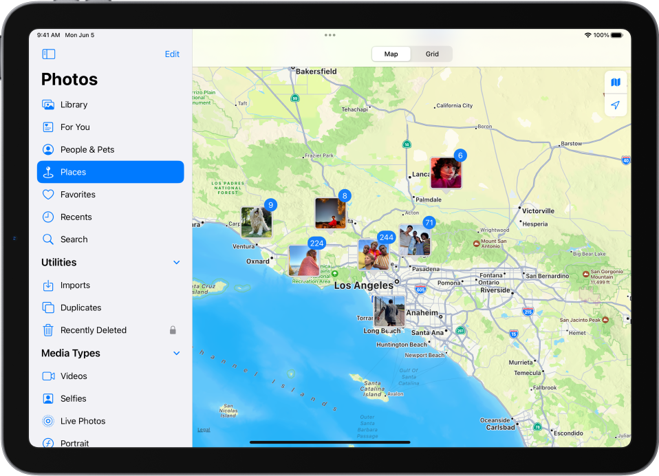 V stranski vrstici je izbrana možnost Places na levi strani zaslona iPada. Preostali del zaslona je zemljevid, ki prikazuje število fotografij, posnetih na vsaki lokaciji.