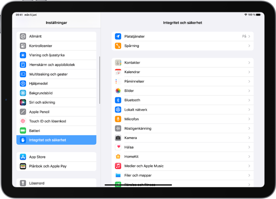 Skärmen Inställningar på iPad. På vänstra sidan av skärmen finns sidofältet Inställningar där Integritet och säkerhet är valt. På högra sidan av skärmen finns alternativet för att slå på eller stänga av Tillåt att appar begär att få spåra.