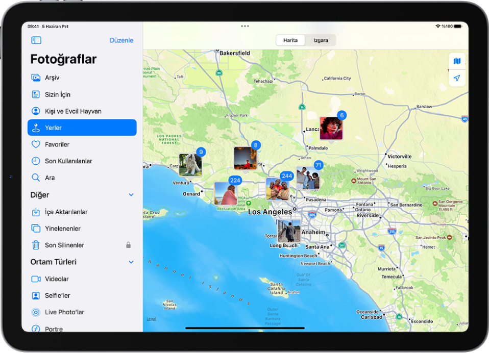 iPad ekranının sol tarafındaki kenar çubuğunda Yerler seçili. Ekranın geri kalanında, her bir konumda çekilmiş fotoğraf sayısını gösteren bir harita görünüyor.