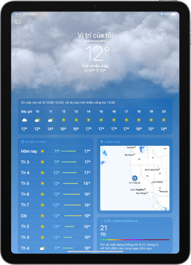 Màn hình Thời tiết, đang hiển thị từ trên xuống dưới: vị trí, nhiệt độ hiện tại, nhiệt độ cao nhất và nhiệt độ thấp nhất cho ngày, dự báo hàng giờ và dự báo 10 ngày ở bên trái của màn hình, cũng như một bản đồ lượng mưa và thang đo chất lượng không khí ở bên phải của màn hình.
