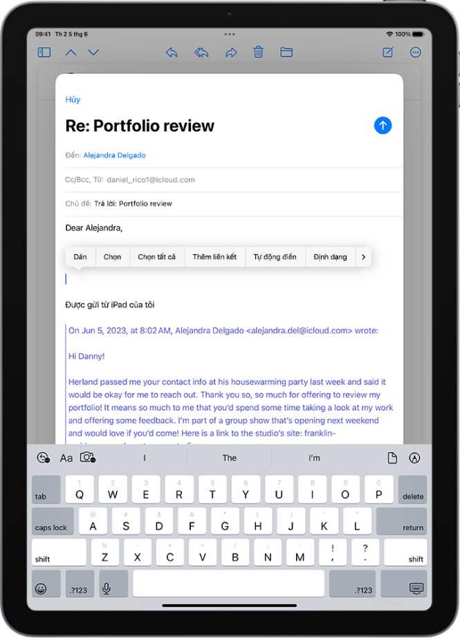 Trong Mail, một email nháp đang được soạn. Các tùy chọn để thêm tệp đính kèm ở phía trên bàn phím.