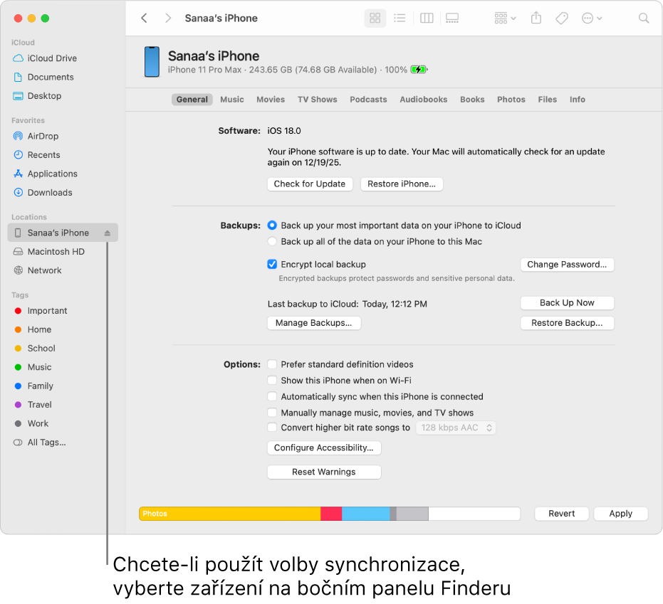 Zařízení vybrané na bočním panelu Finderu a volby pro synchronizaci zobrazené v okně.