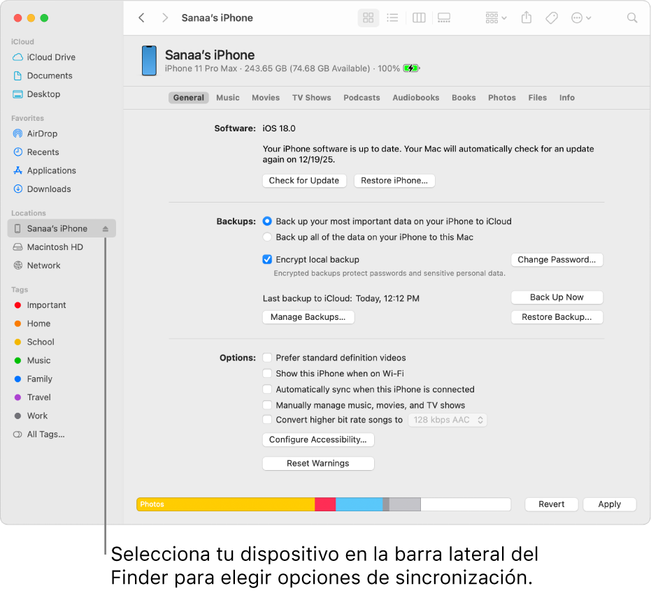 Se selecciona un dispositivo en la barra lateral del Finder y aparecen opciones de sincronización en la ventana.