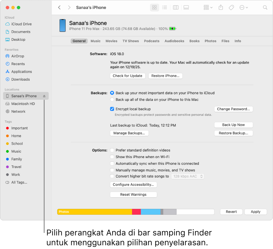 Perangkat dipilih di bar samping Finder dan pilihan penyelarasan muncul di jendela.