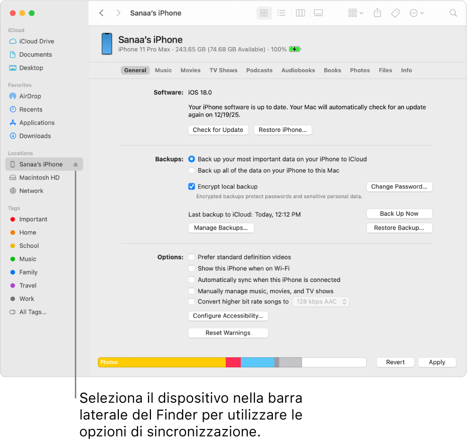 Un dispositivo selezionato nella barra laterale del Finder e le opzioni di sincronizzazione visualizzate nella finestra.