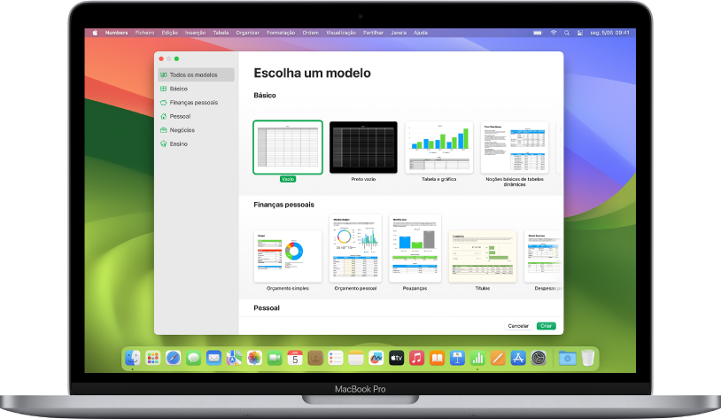 Um MacBook Pro com o seletor de modelos do Numbers aberto no ecrã. A categoria “Todos os modelos” está selecionada à esquerda e os modelos preconcebidos aparecem à direita nas linhas por categoria.