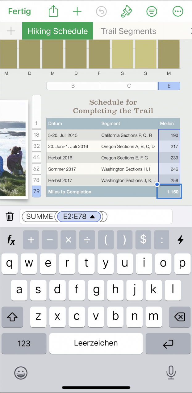 Das Numbers-Fenster mit einer ausgewählten Zelle in einer Tabelle. Die ausgewählte Zelle zeigt ein Formelergebnis und die in der Formel angegebenen Werte sind hervorgehoben. Der untere Teil des Fensters zeigt die vollständige Formel und die Tastatur für Formeln.