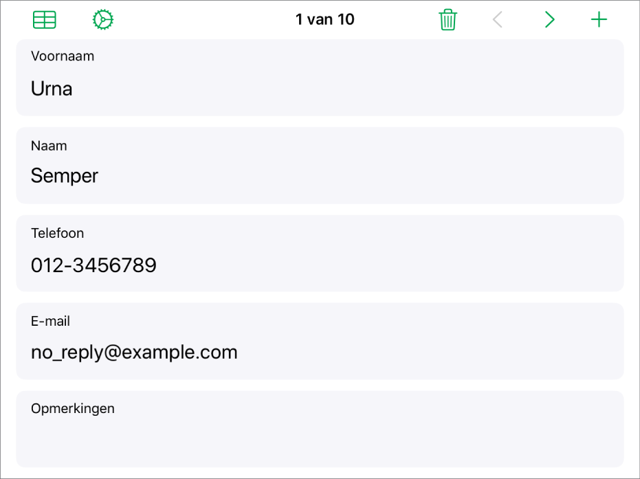 Eén record in een formulier met velden voor gegevens zoals de naam, het telefoonnummer en het e-mailadres. Bovenaan staan regelaars voor het weergeven van de gekoppelde tabel, de formulierinstellingen en voor het bladeren door records.