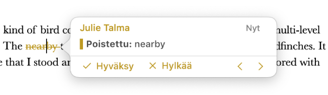 Poistettu teksti, jossa näkyy avoin kommentti sekä Hyväksy, Hylkää ja navigointinuolet. Seuratussa muutoksessa näkyy tekijän nimi ja päiväys.