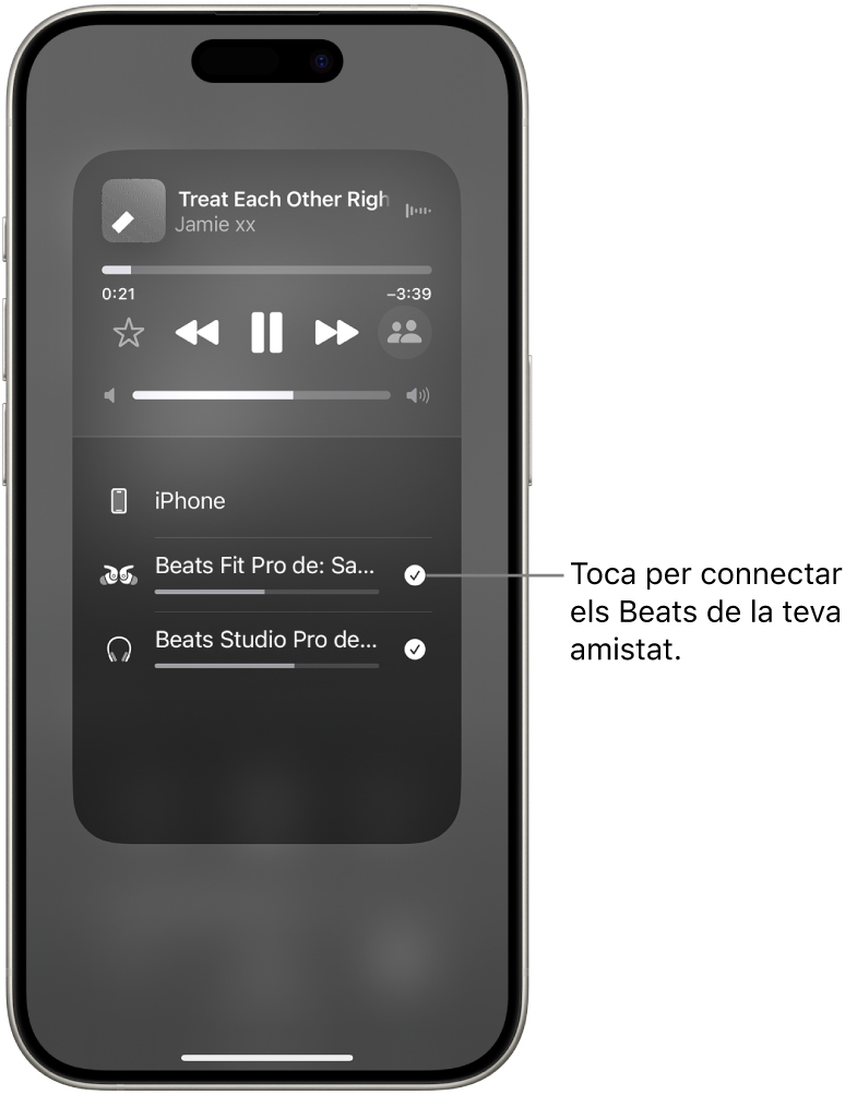 Pantalla de l’AirPlay en què es mostra que els Beats Fit Pro i els Beats Studio Pro estan connectats al mateix iPhone mentre es reprodueix una cançó.