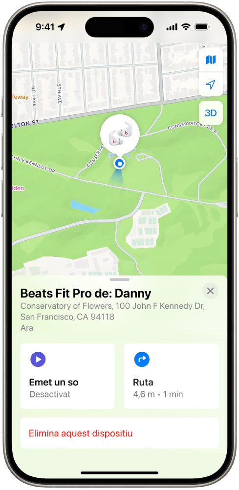 Pantalla de l’app Cerca de l’iPhone. La ubicació dels Beats Fit Pro es mostra en un mapa de San Francisco, juntament amb una adreça i les opcions “Emet un so”, “Indicacions” i “Elimina aquest dispositiu”.