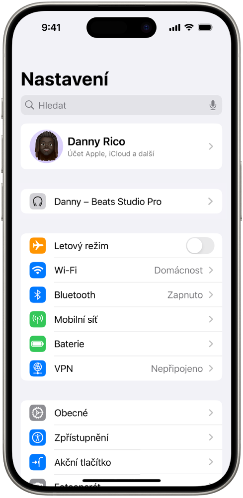 Aplikace Nastavení na iPhonu; u horního okraje obrazovky je vidět připojené zařízení Beats uživatele
