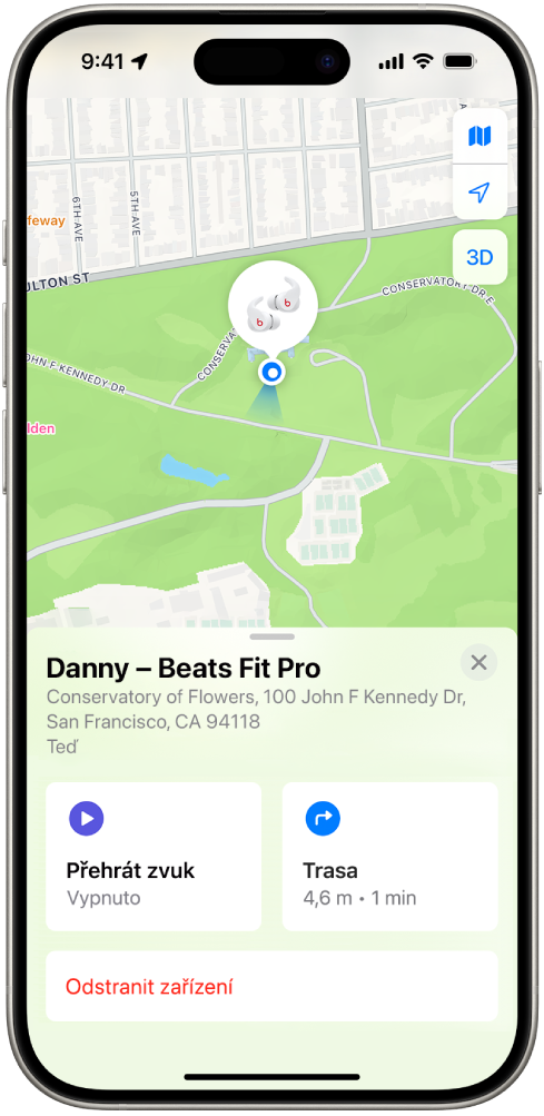 Obrazovka aplikace Najít na iPhonu. Na mapě San Franciska se ukazuje poloha sluchátek Beats Fit Pro spolu s adresou a volbami Přehrát zvuk, Navigovat a Odstranit zařízení.