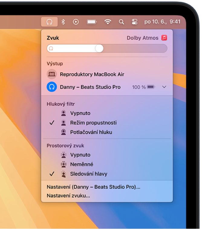 Vpravo nahoře na řádku nabídek Macu je vybrána ikona Beats. V nabídce se zobrazí Beats Studio Pro se zapnutými volbami Propustnost a Prostorový zvuk se sledováním hlavy.