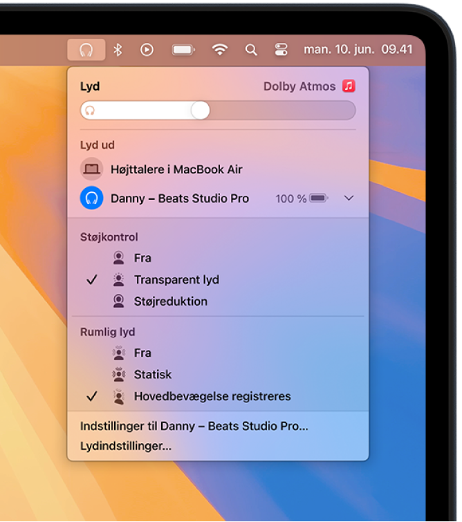 Symbolet for Beats er valgt øverst til højre på menulinjen på Mac. En menu viser Beats Studio Pro med Transparent lyd og Rumlig lyd med registrering af hovedbevægelser slået til.