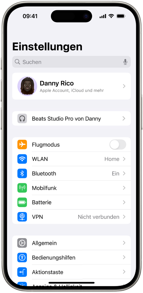 Die App „Einstellungen“ auf dem iPhone zeigt die verbundenen Beats einer Person oben auf dem Bildschirm aufgelistet an.