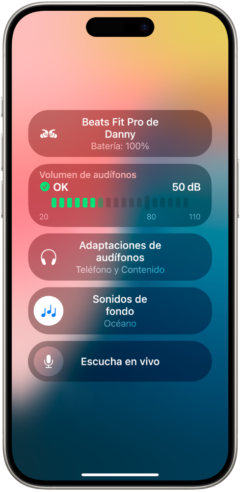La pantalla Dispositivos auditivos en el centro de control. De arriba a abajo, incluye Nivel de los audífonos en decibelios, Adaptaciones de audífonos, Sonidos de fondo y Escucha en vivo.