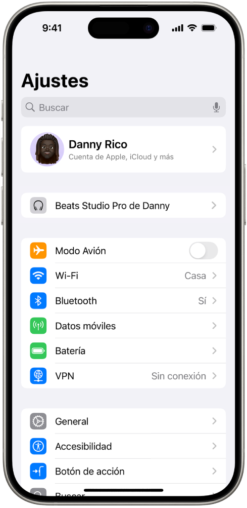 La app Ajustes del iPhone muestra los Beats del usuario conectados en la parte superior de la pantalla.