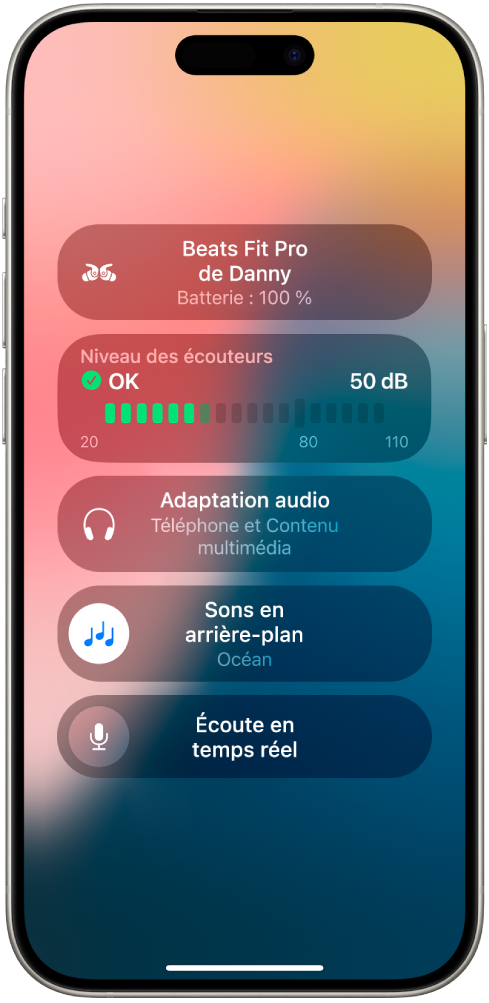 L’écran Appareils auditifs dans le centre de contrôle. De haut en bas se trouvent le niveau de volume des écouteurs en décibels et les fonctionnalités d’adaptation audio, de sons en arrière-plan et d’écoute en temps réel.